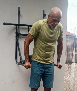 Homem de 43 anos com 81kg fazendo paralelas em casa sem dor no ombro